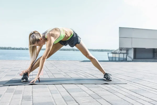 Fit mujer fitness haciendo ejercicios de estiramiento al aire libre en el parque — Foto de Stock