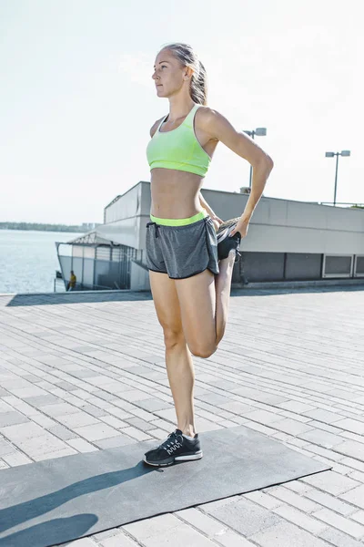 Spor kadın Parkı'nda açık havada germe egzersizleri yapıyor — Stok fotoğraf