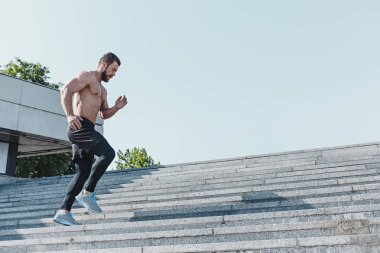 Adam açık havada City'deki egzersizleri yapıyor uygun