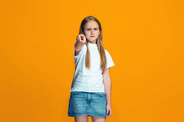 A boldog tini lány mutatva-hoz ön, fele Vértes portréja a narancssárga háttér. — Stock Fotó