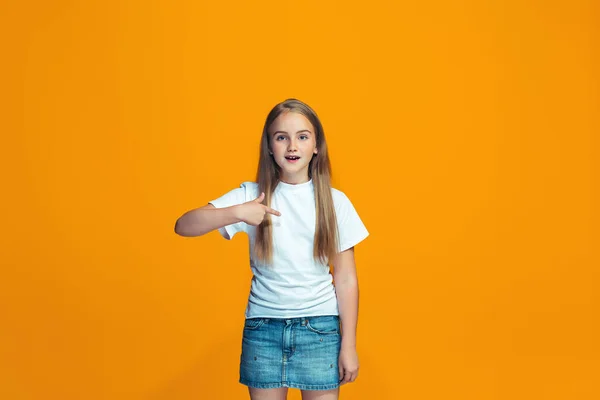 Hermoso retrato femenino de media longitud sobre fondo de estudio naranja. La joven chica adolescente emocional — Foto de Stock