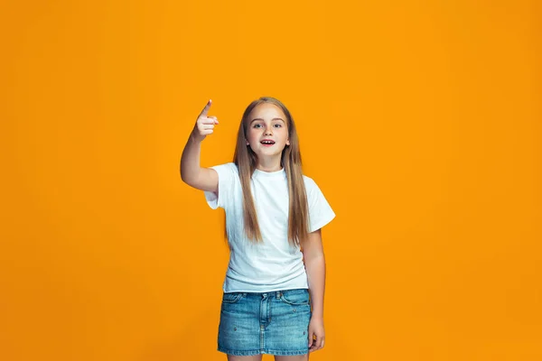 Vackra kvinnliga Halvlångt porträtt på orange studio backgroud. Den känslomässiga tonåring flickan — Stockfoto