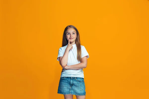 Joven chica adolescente seria y reflexiva. Concepto de duda . —  Fotos de Stock