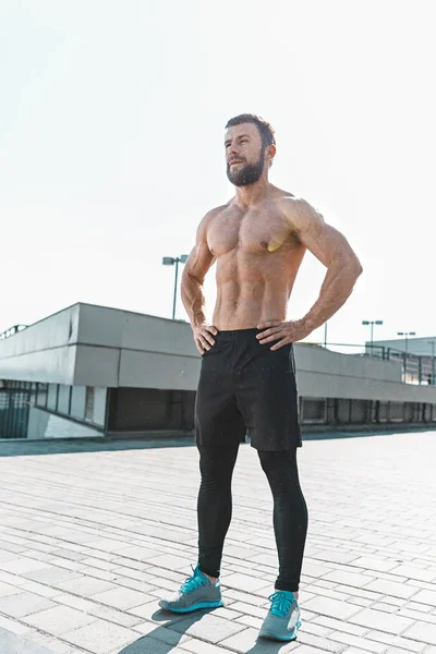 Passar fitness man poserar på city — Stockfoto