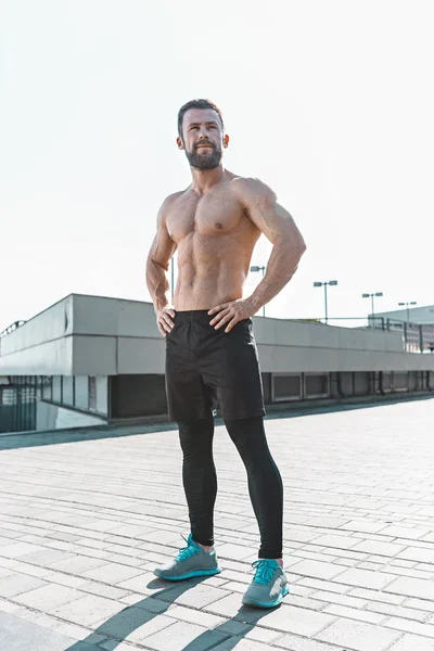 Fitnessmann posiert in der Stadt — Stockfoto