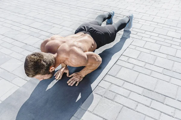 Apto hombre de fitness haciendo ejercicios de fitness al aire libre en la ciudad — Foto de Stock