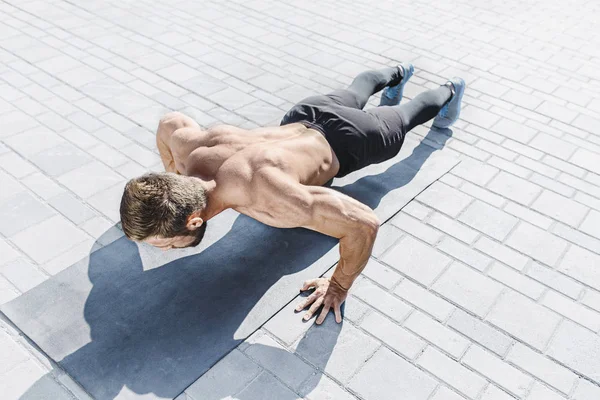 Fit fitness άνδρας κάνει γυμναστική σε εξωτερικούς χώρους στην πόλη — Φωτογραφία Αρχείου