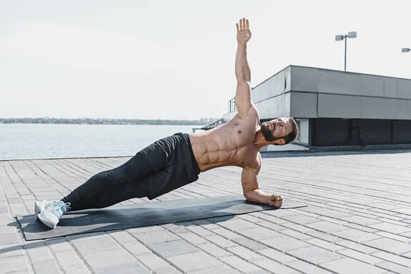 Apto hombre de fitness haciendo ejercicios de fitness al aire libre en la ciudad — Foto de Stock