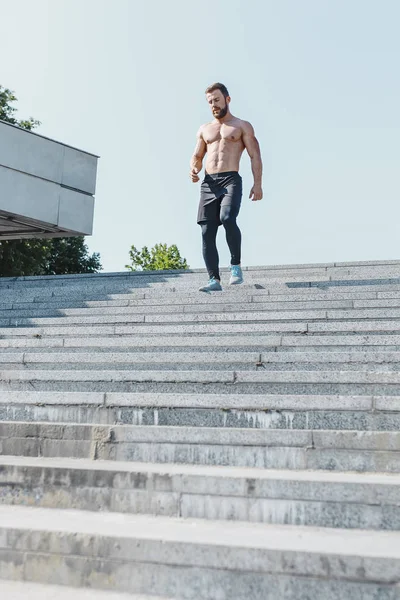 Hombre en forma haciendo ejercicios al aire libre en la ciudad — Foto de Stock
