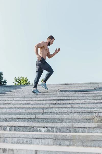 Hombre en forma haciendo ejercicios al aire libre en la ciudad — Foto de Stock