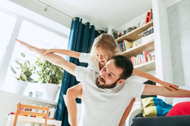 Baba ve onun altı yıl evde kız çocuk