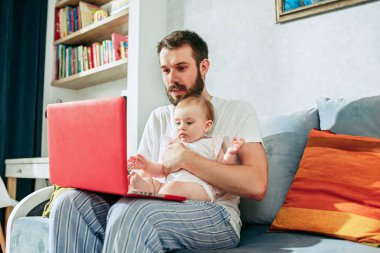Onun bebek daughtesr evde tutan babası olmakla gurur duyuyorum