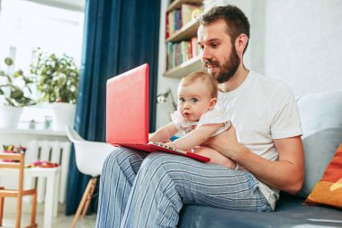 Onun bebek daughtesr evde tutan babası olmakla gurur duyuyorum