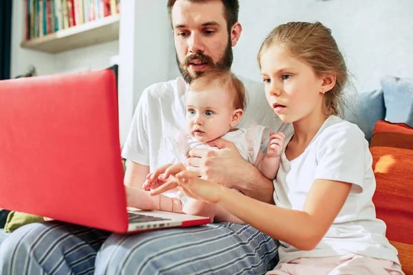 Orgoglioso padre che tiene le sue figlie a casa — Foto Stock