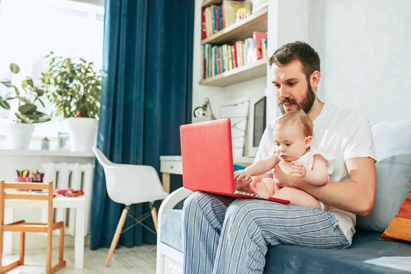 家庭で彼の赤ん坊 daughtesr を保持している誇りに思って父 — ストック写真