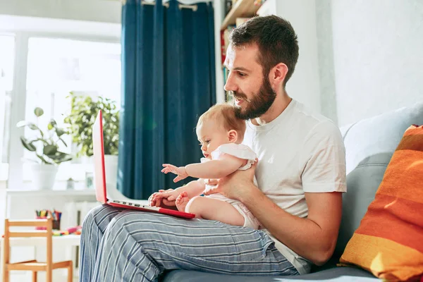 家庭で彼の赤ん坊 daughtesr を保持している誇りに思って父 — ストック写真