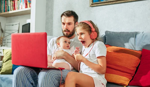 Padre e le sue figlie a casa — Foto Stock