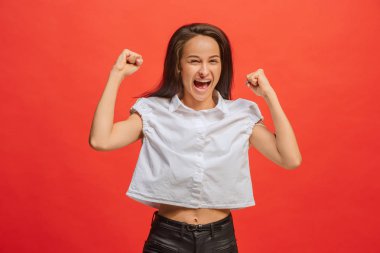 Kazanan başarılı kadın mutlu kendinden geçmiş bir kazanan olmak kutluyor. Dinamik enerjik görüntü kadın modeli