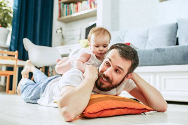 Baba ve bebek kızı evde