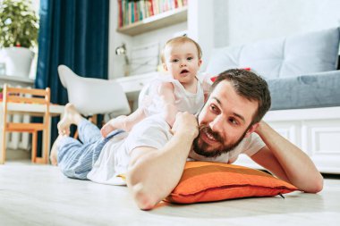 Baba ve bebek kızı evde