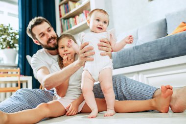 Yeni doğan bebek kızı evde tutan babası olmakla gurur duyuyorum
