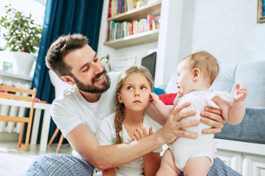Yeni doğan bebek kızı evde tutan babası olmakla gurur duyuyorum