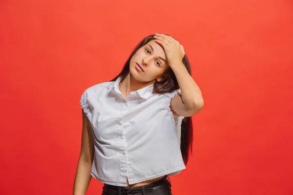 Mulher com dor de cabeça. Isolado sobre fundo vermelho . — Fotografia de Stock