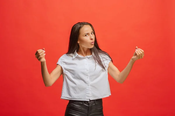 一个愤怒的女人的肖像看着在红色背景下孤立的相机 — 图库照片