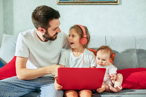 Vater und seine Töchter zu Hause — Stockfoto