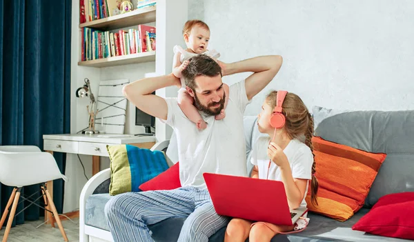 Vater und seine Töchter zu Hause — Stockfoto