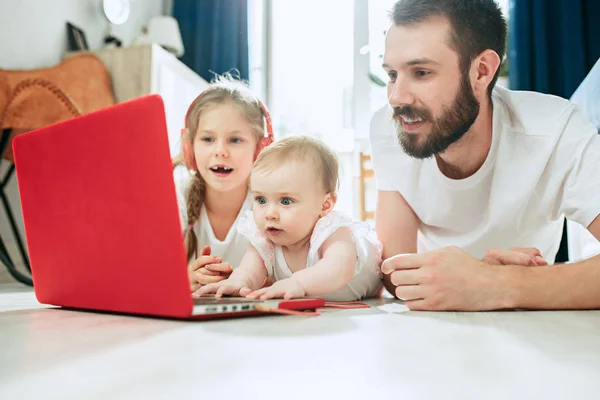 Father and his daughters at home — Stock Photo, Image