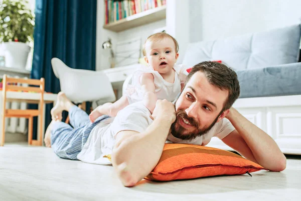 Vader en baby dochter thuis — Stockfoto