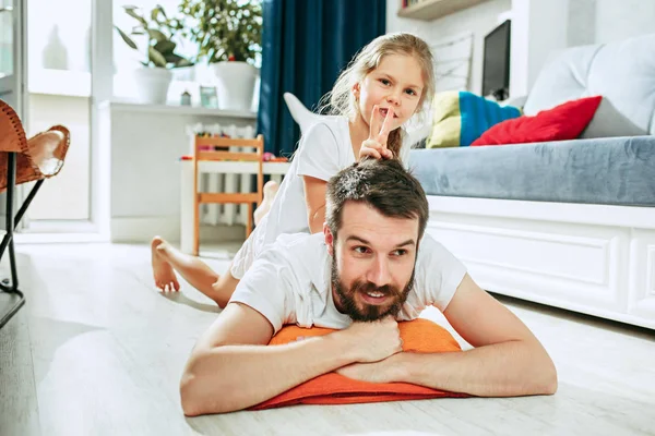 Vader en zijn zes jaar kid meisje thuis — Stockfoto