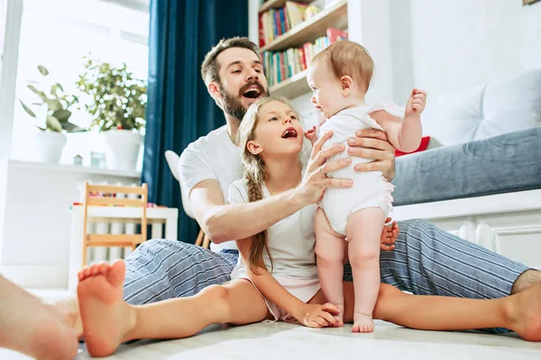 Trotse vader houdt van zijn pasgeboren baby dochter thuis — Stockfoto