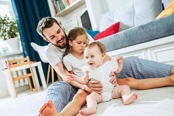 Orgulloso padre sosteniendo a su hija recién nacida en casa — Foto de Stock