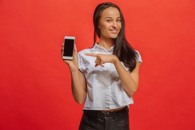 Boş smartphone ekran gösterilen Kırmızı elbiseli bir gülümseyen kadın portresi