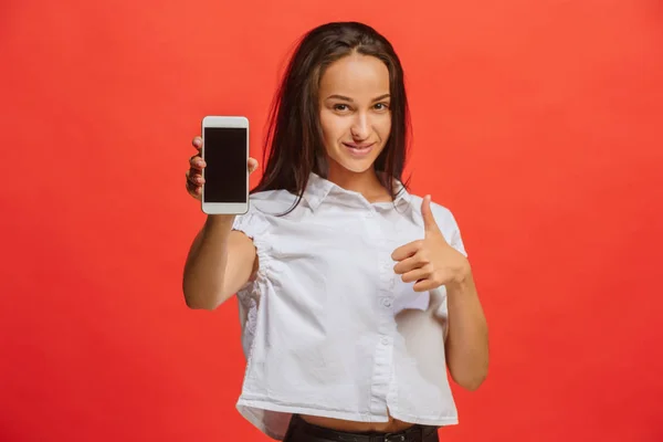 Boş smartphone ekran gösterilen Kırmızı elbiseli bir gülümseyen kadın portresi — Stok fotoğraf