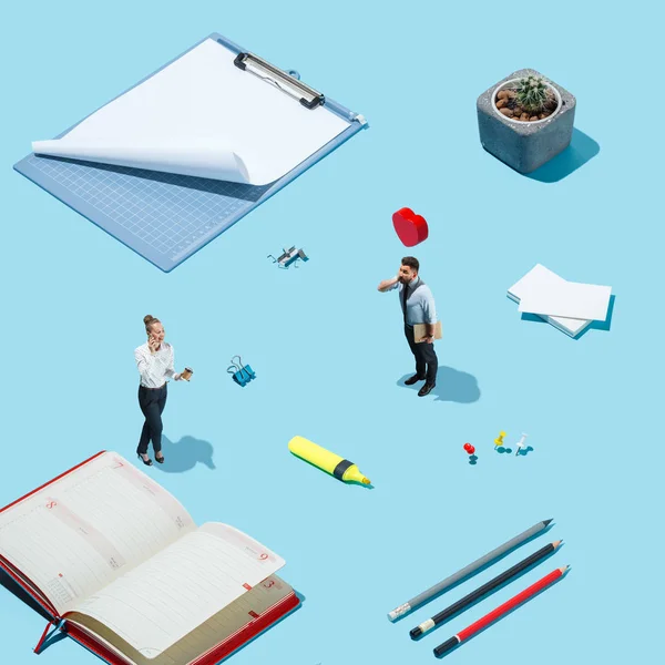 Flache isometrische Ansicht von Geschäftsleuten und -frauen und leere Papierbögen mit leerem Kopierraum — Stockfoto
