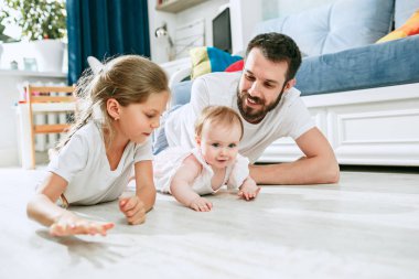 Yeni doğan bebek kızı evde tutan babası olmakla gurur duyuyorum