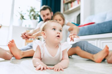 Yeni doğan bebek kızı evde tutan babası olmakla gurur duyuyorum