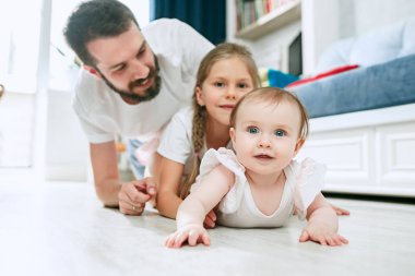 Yeni doğan bebek kızı evde tutan babası olmakla gurur duyuyorum
