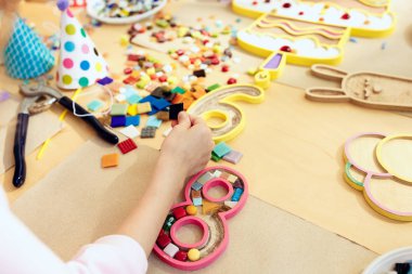 Mozaik puzzle sanat çocuklar, çocuk yaratıcı oyun için. iki kız kardeş mozaik oynuyorlar