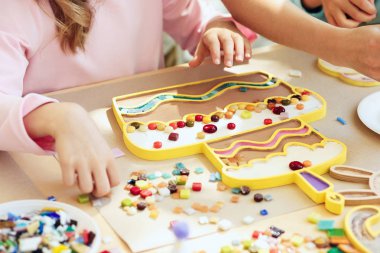 Mozaik puzzle sanat çocuklar, çocuk yaratıcı oyun için. iki kız kardeş mozaik oynuyorlar