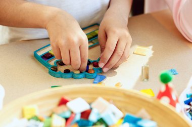 Mozaik puzzle sanat çocuklar, çocuk yaratıcı oyun için. iki kız kardeş mozaik oynuyorlar