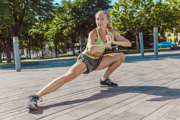 Fit mujer fitness haciendo ejercicios de estiramiento al aire libre en el parque — Foto de Stock