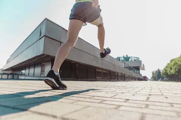 Ganska sportig kvinna jogging på city — Stockfoto