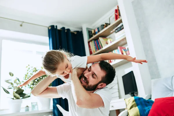 Vader en zijn zes jaar kid meisje thuis — Stockfoto