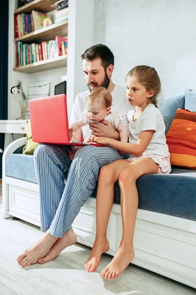 Hrdý otec drží své dítě dcery doma — Stock fotografie