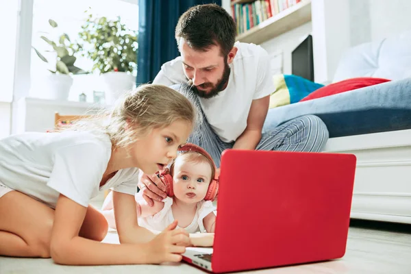 Padre y sus hijas en casa — Foto de Stock