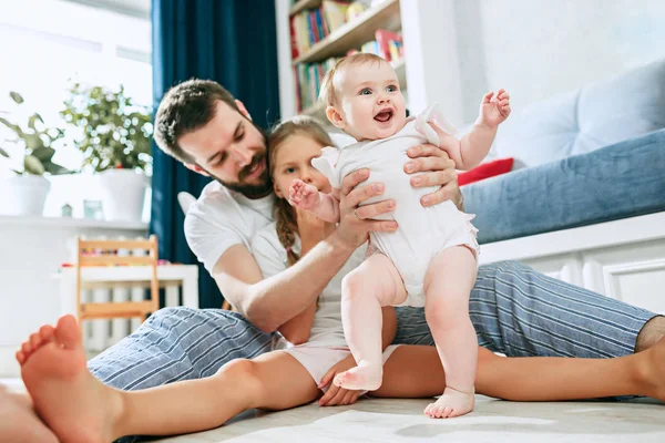 Trotse vader houdt van zijn pasgeboren baby dochter thuis — Stockfoto